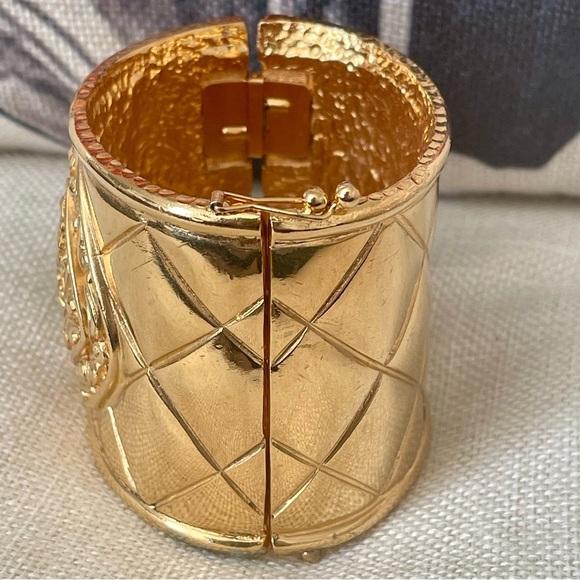 CHANEL⭐️RaRe⭐️Vintage Quilted Byzantine Cuff Bracelet, 1980s⭐️w/box & COA⭐️ - Picture 5 of 11